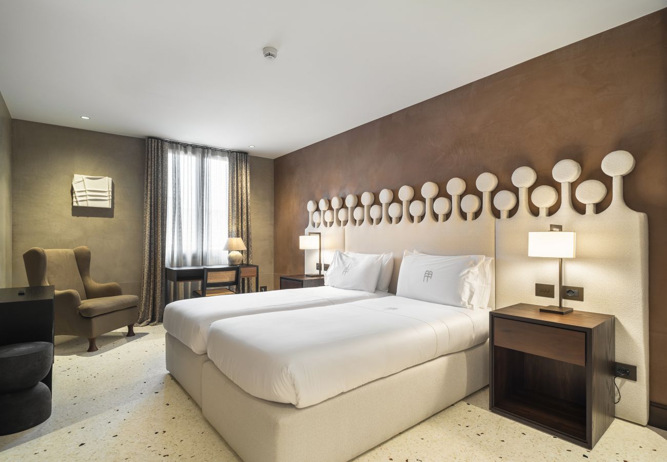 Camera da letto elegante con letto matrimoniale e testiera decorativa