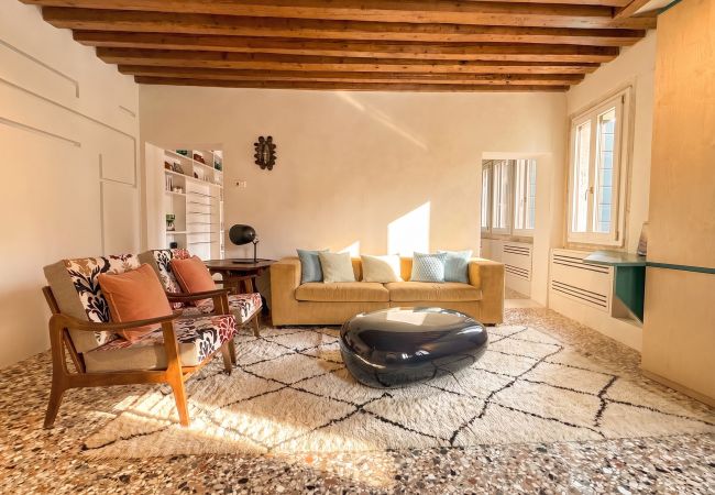 Apartment in Dorsoduro - Ca’ Cinzia | Venetian Design Home & Canal View