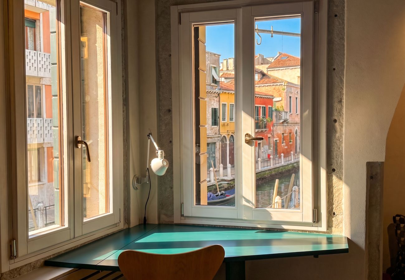Apartment in Dorsoduro - Ca’ Cinzia | Venetian Design Home & Canal View