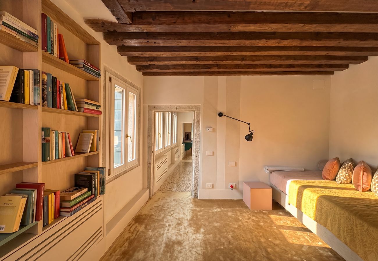 Apartment in Dorsoduro - Ca’ Cinzia | Venetian Design Home & Canal View
