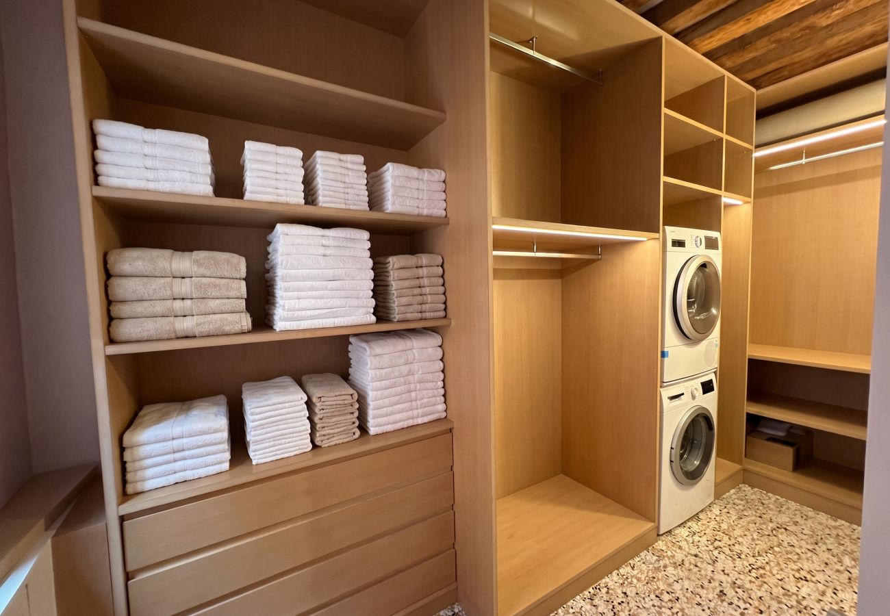 Apartment in Dorsoduro - Ca’ Cinzia | Venetian Design Home & Canal View