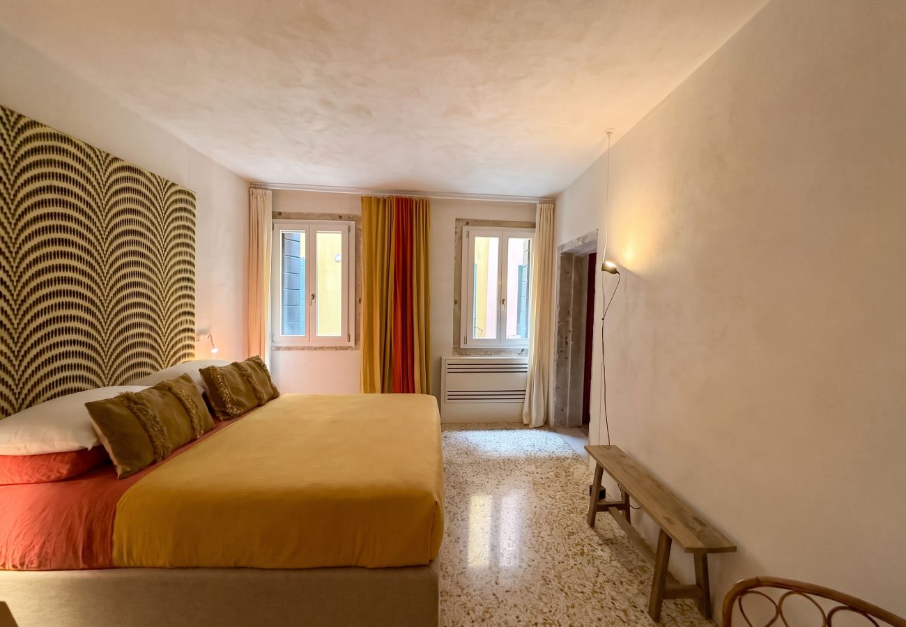 Apartment in Dorsoduro - Ca’ Cinzia | Venetian Design Home & Canal View