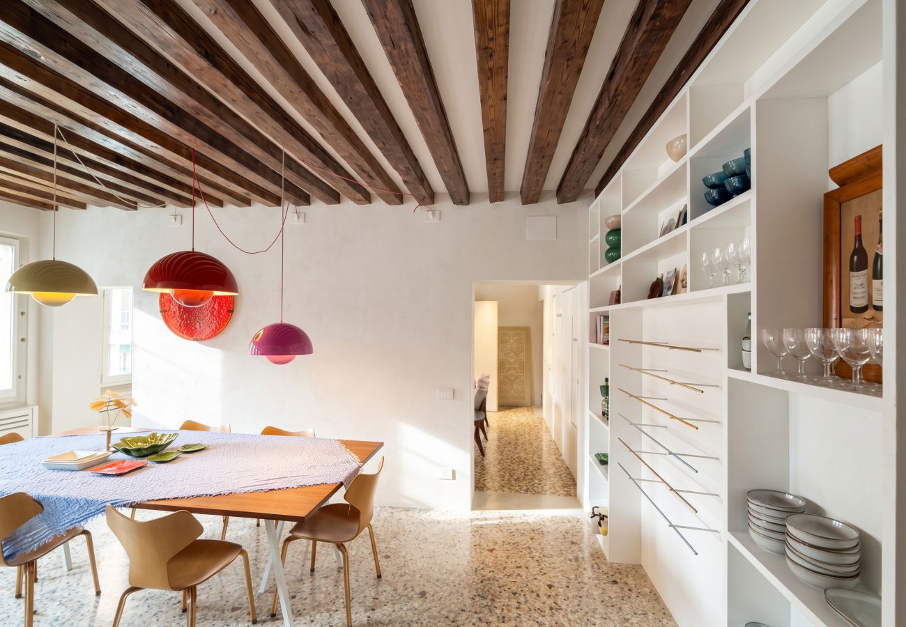 Apartment in Dorsoduro - Ca’ Cinzia | Venetian Design Home & Canal View