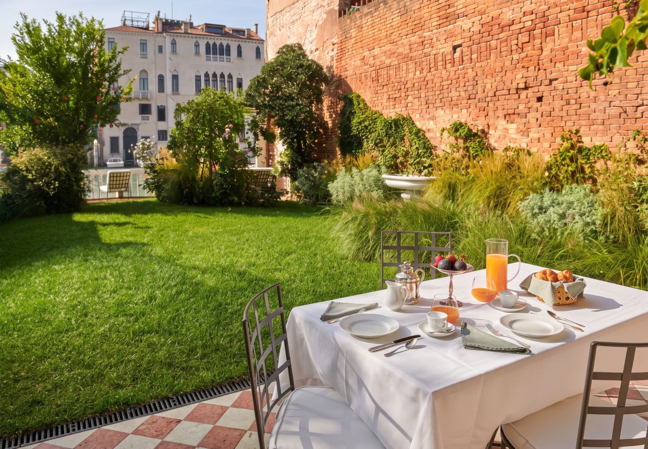Villa in Venice - VILLA SERENISSIMA - GRAND CANAL GARDEN VILLA