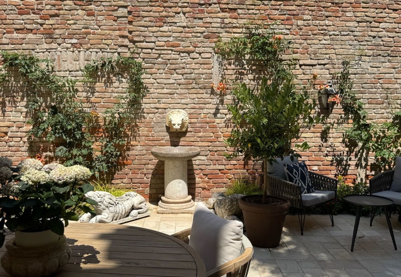 Détendez-vous dans le jardin privé de l’appartement de luxe à Dorsoduro près du musée Guggenheim